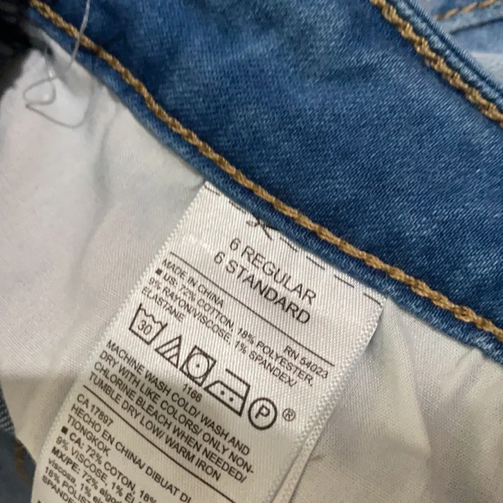 SIZE 6 RIPPED MID RISE JEANS - Picture 4 of 4